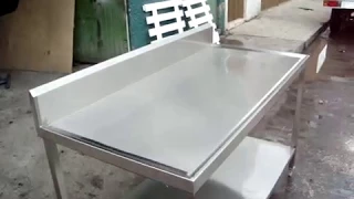 MESA DE TRABAJO EN ACERO INOXIDABLE CON BORDE PERIMETRAL