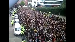 Strepitosi ultras Borussia Dortmund in corteo a Manchester