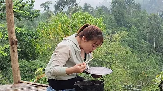 The girl went to the forest to get palm leaves and build her dream house - Attacked by BAD GUYS