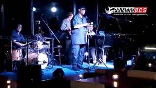 Stevie Wonder deleita con su música tocando en vivo en restaurante de Los Cabos