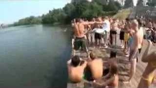 прикольные прыжки в воду