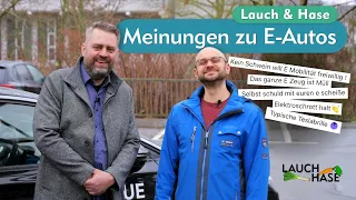 Elektroauto-Hasser und Tesla-Gegner mit Ladesteckern im Winter - Lauch und Hase