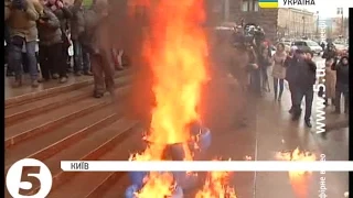 Заворушення під КМДА: чоловіки у балаклавах запалили шини