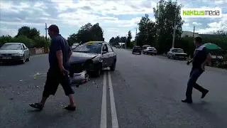 Пьяный таксист врезался в машину, где была семья с шестью детьми