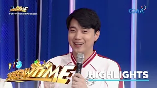 It's Showtime: Oppa Ryan Bang, nag-ANNYEONG REGALO sa mga MRT riders! (Showing Bulilit)