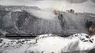 Эпичное видео. В Свердловской области БелАЗ упал в карьер с высоты 40 метров