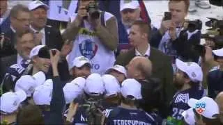 Mike Keenan flies over the crowd / Майк Кинэн с Кубком и надо льдом