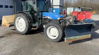 Köp Traktor New Holland TN75S med powersteer axel, plog och sandspridare på Klaravik