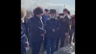 Всадники Чечни посетили могилу легендарного Чеч-кого наиба БАЙСАНГУРА БЕНОЕВСКОГО и прочитали МОВЛИД