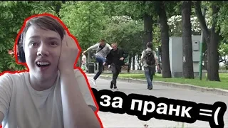 РЕАКЦИЯ ФИЛИНА РАЗРЕЗАЮ НАУШНИКИ ПРОХОЖИМ ПРАНК и дарю AirPods