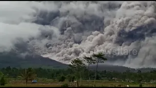 Indonesian volcano spews huge clouds of smoke