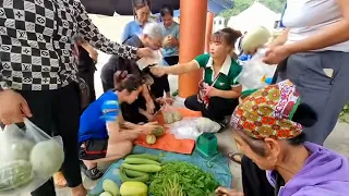 Barking to the firewood storage area - wife harvests melons and sells them - building a daily life