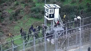Près de 400 migrants forcent la frontière Maroc-Espagne à Ceuta