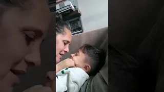 Antonio brincando com a mamãe