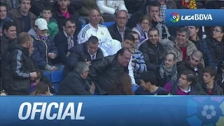 Un espectador emula a Superman en el Santiago Bernabéu