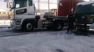 数cmの積雪路でもスタックする重量トレーラー