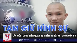 Tạm giữ hình sự các đối tượng liên quan vụ chém người khi dừng đèn đỏ - VNEWS