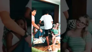 Sophia e Duda Pimenta vendo Igor e Enzo dançando kkkkk