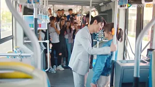 The boss expressed his love for Cinderella on the bus, and the passengers were so excited