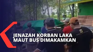 Jenazah Pertama Korban Kecelakaan Bus Pariwisata di Tol Surabaya-Mojokerto Dimakamkan