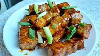 Pork belly CHINESE STYLE can be cooked EVERY DAY. Pork belly in a pan.