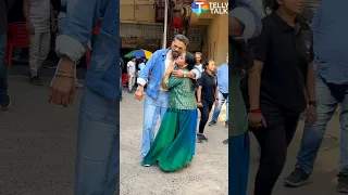 Bharti Singh does an 'Orry pose' with Suniel Shetty outside Dance Deewane set 😂 #shorts #bhartisingh