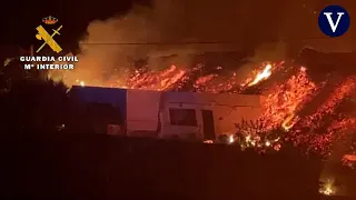 Así arrasa la lava del volcán una casa en La Palma