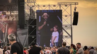 Взгляд снизу - Иван Ургант и маленькая рокерша на Family Rock Fest в Казахстане | Алматы, Конаев