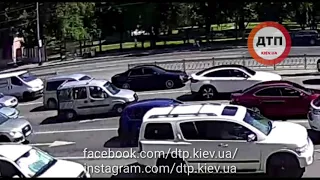 Самая тупая авария недели: Видео 21+:)  ДТП в Киеве на Леси, один пирожок уперто решил зачем-то пере