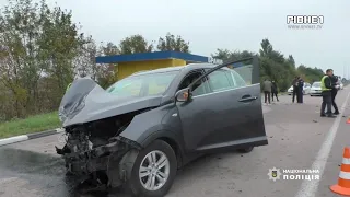 На Рівненщині житель Києва, керуючи автомобілем, порізав себе ножем, врізався у зупинку і помер