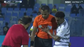 لحظة سقوط و اغماء الحكم سامي الجريس في مباراة الاتفاق و الطائي في الدمام ( دوري روشن السعودي 22/23 )