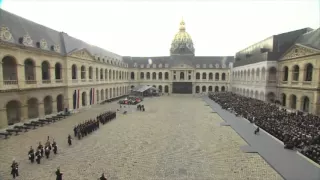 Hommage national #2: "Quand on a que l'amour" chanté aux Invalides