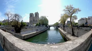 Walking through the center of Paris (Video 360, Ambisonic Sound)