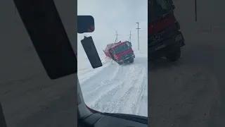 Самосвал Мерседес хапнул бровку гружёный.