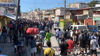 Polisye Nan Kafou Yo Met Pye Yo Atè, Yo Fèmen Tout Biznis Yo Jwenn Sou Wout Yo