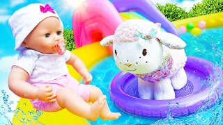 A Boneca Baby Born Annabelle Encontra um Cordeirinho na Piscina. Vídeo Infantil.