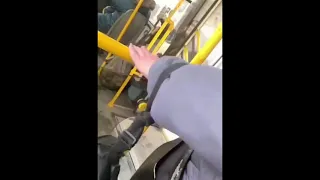Пассажирка и кондуктор не поделили место в троллейбусе