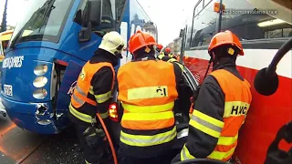 AUTO SKONČILO PO NEHODĚ V BRNĚ MEZI DVĚMA TRAMVAJEMI