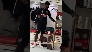 Aubameyang Trolling & laughing 😂 at Saka new Louis Vuitton Luggage “Little 🌶 with the big drip 💧”
