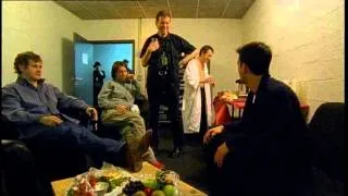 Robbie Williams: Random backstage footage (2001)