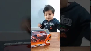 Unboxing of Miss & Chief 1:14 Pull Back Metal Die Cast Bike with Light and Sound by Aarav