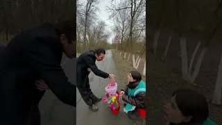 Епрем дал заднюю. С праздником, девочки! 😎