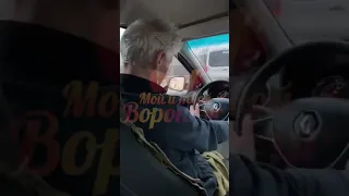 В Воронеже на видео попал неадекватный таксист, засыпавший за рулём