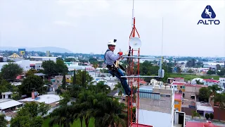 Aprende a subir de forma segura una torre de comunicaciones.