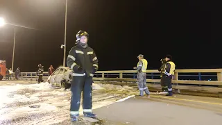На Русском мосту во Владивостоке сгорела иномарка
