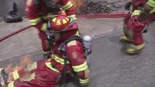 En video: bomberos son sorprendidos por columna de fuego en Perú