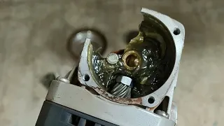 Bosch GWS 750 Grinder with a broken  gear head repair. Never hit the lock button when it's running