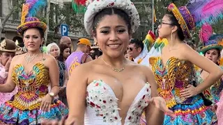 Latinas celebrando las fiestas nacional de España, orgullosos de ser latinos/ latinas por el mundo