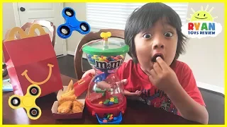 Kids pretend Play with M&M candy and fidget spinners toys