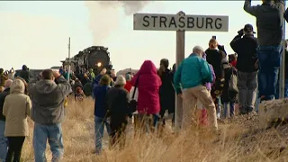 Big Boy, world's largest steam engine, rolls through Strasburg